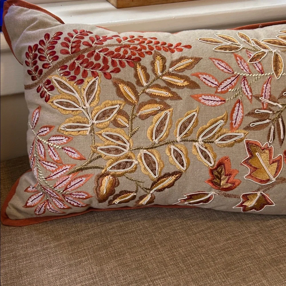 Embroidered pillow - Picture 7 of 10
